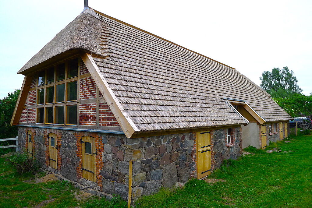 Gerade bei Nebengebäuden kann mit der patentierten Reetschindel eine natürliche Reetoptik erhalten werden, für die ein klassisches Reetdach zu teuer wäre.