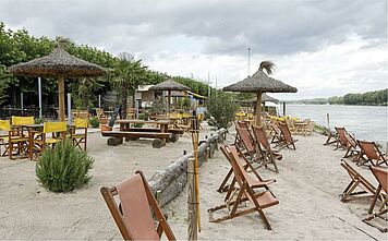 Mit Strohschirm wird der Beachclub zur Strandoase