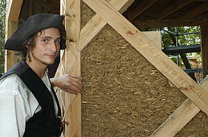 „Lehm kann man endlos neu verarbeiten. Das ist gut für den ökologischen Fußabdruck“, sagt Wandergeselle Claas Zimmerer (24) aus Witzenhausen. Er zeigt den Lehmputz an der Außenseite des Pavillons, der noch einen schützenden Oberputz aus Kalk erha