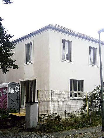 The plastered house.