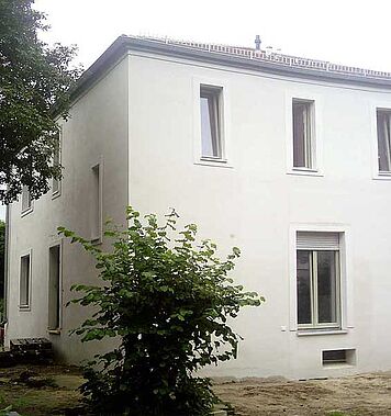 The plastered house.