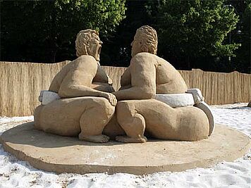 The competition of the goal keepers Oliver Kahn and Jen Lehmann as a sand sculpture.
