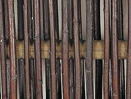 Die Weidenzäune sind um Rundstäbe geflochten. 