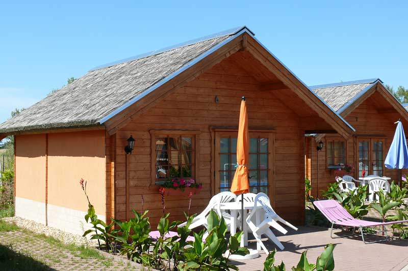Ein Gartenhaus mit Reetdach aus Schilfplatten.