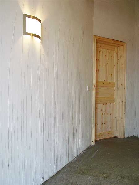 Die fertig verputzten Wände (hier eine Hiss Reet Wand). 