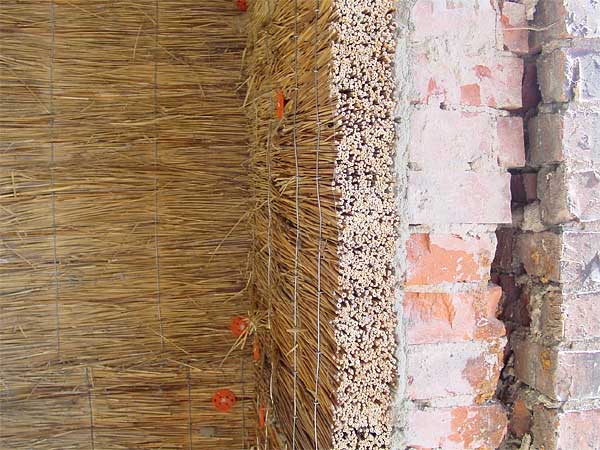 Der Wandaufbau: Außen das zweischalige Mauerwerk mit Luftschicht, innen die in Lehm eingepresste Dämmplatte.