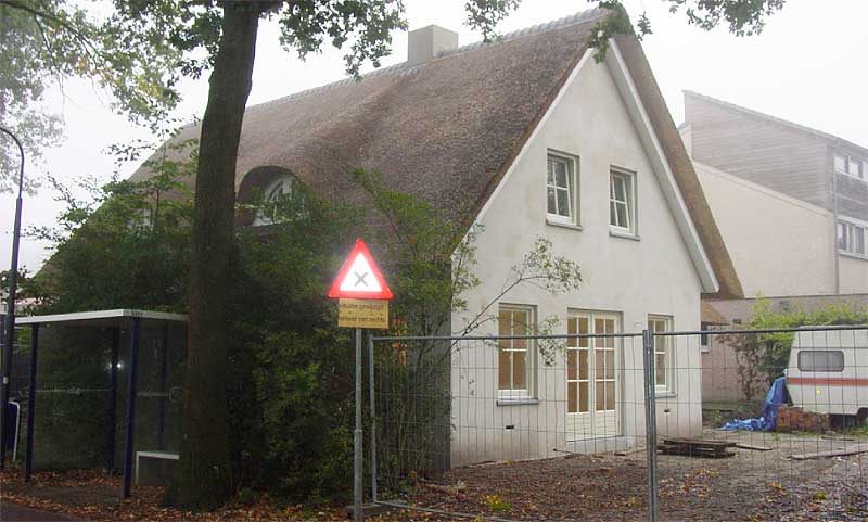 A thatched house in the construction stage – no proper ventilation takes place.