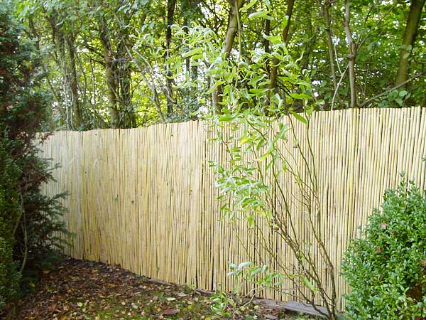 Bambusmatte als Sichtschutz im Garten