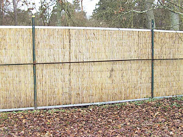 The fence has been fixed at some distance from the ground so that the moisture cannot promote the rotting process.