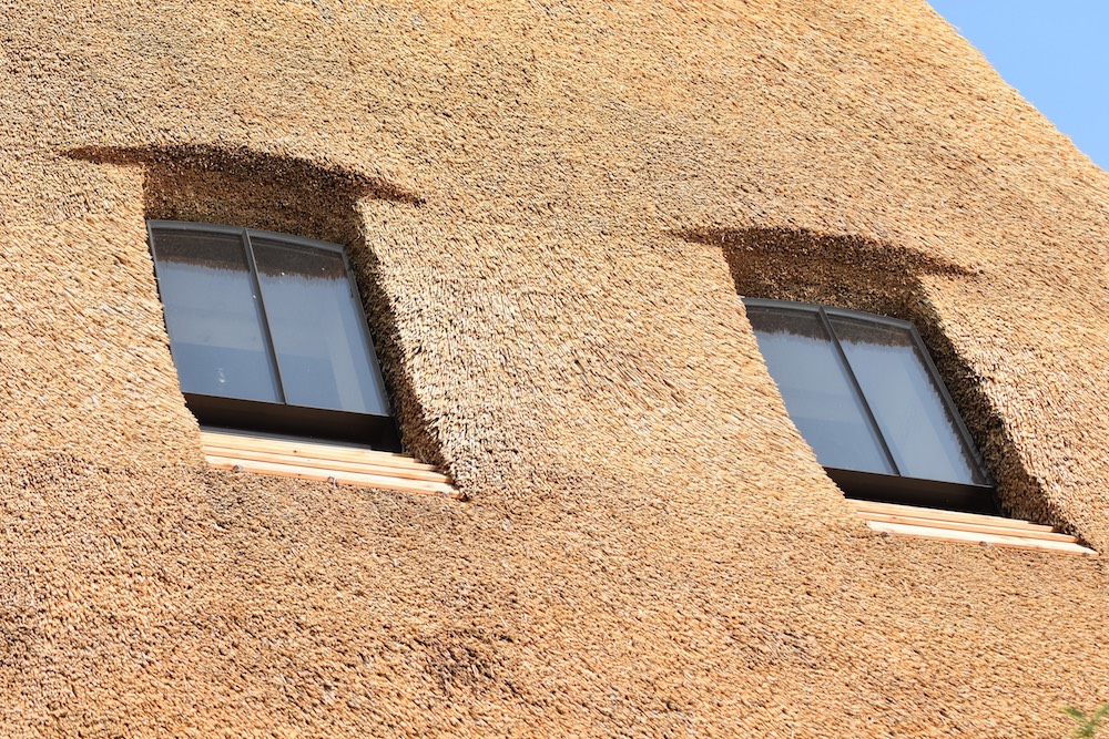 Fertig eingebundene Dachfenster inklusive Brust aus Holz.